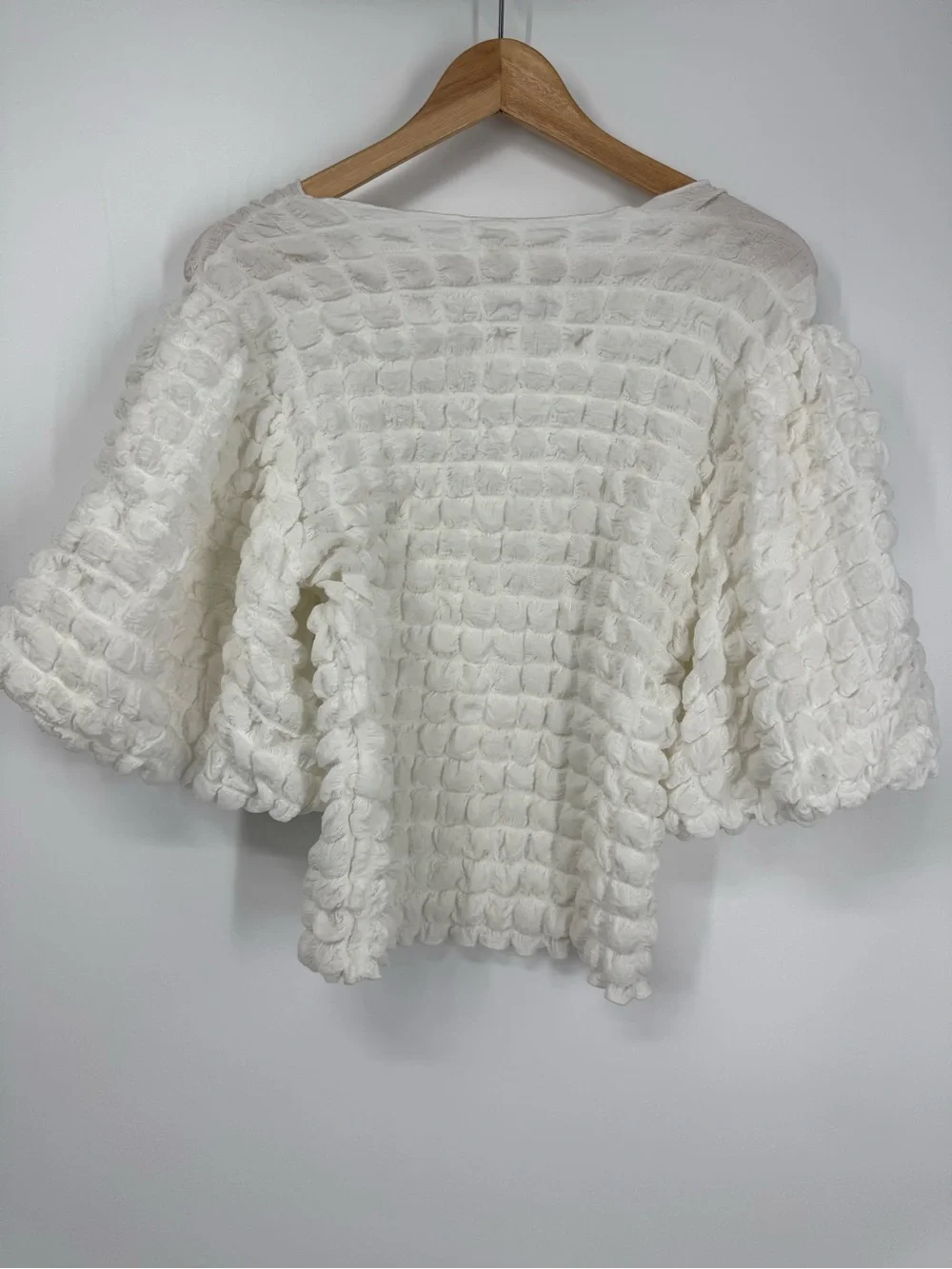 Eri + Ali Textured Puff-Sleeve Top White Textured Bubble Smocked Fitted Size S